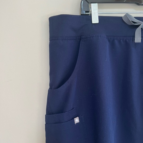 FIGS Women’s Kade Cargo Scrub Pants in Navy, size XXL - Picture 5 of 9